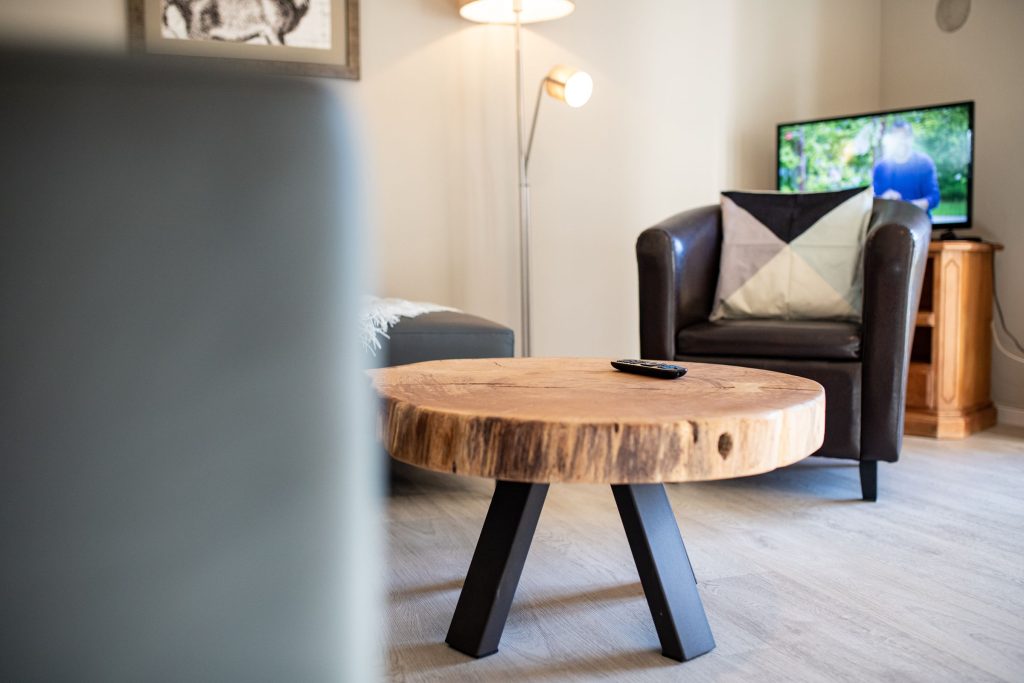 Couchtisch im Wohnzimmer in Ferienwohnung in Garmisch-Partenkirchen