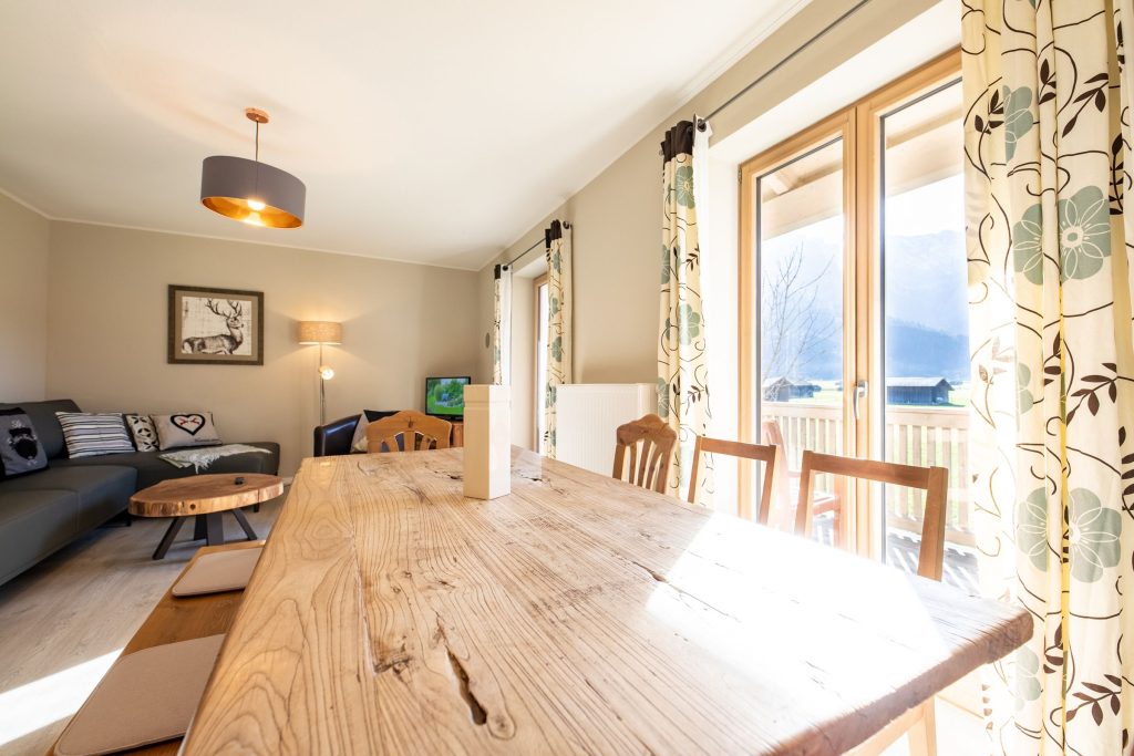 Essbereich mit Ausblick in Ferienwohnung in Garmisch-Partenkirchen