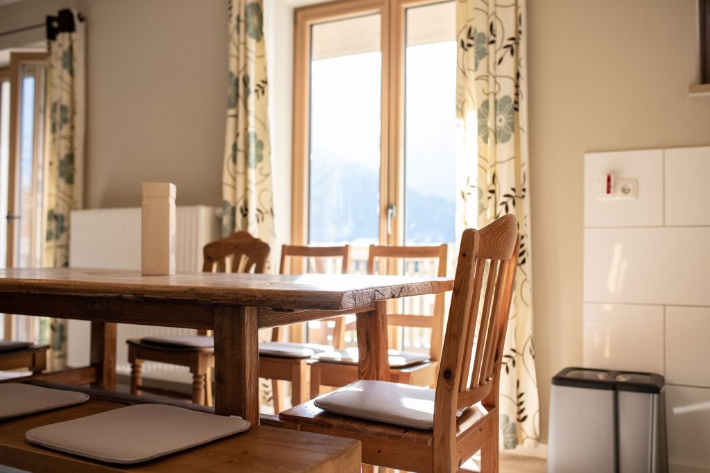 Essbereich mit Holzstühlen in Ferienwohnung in Garmisch-Partenkirchen