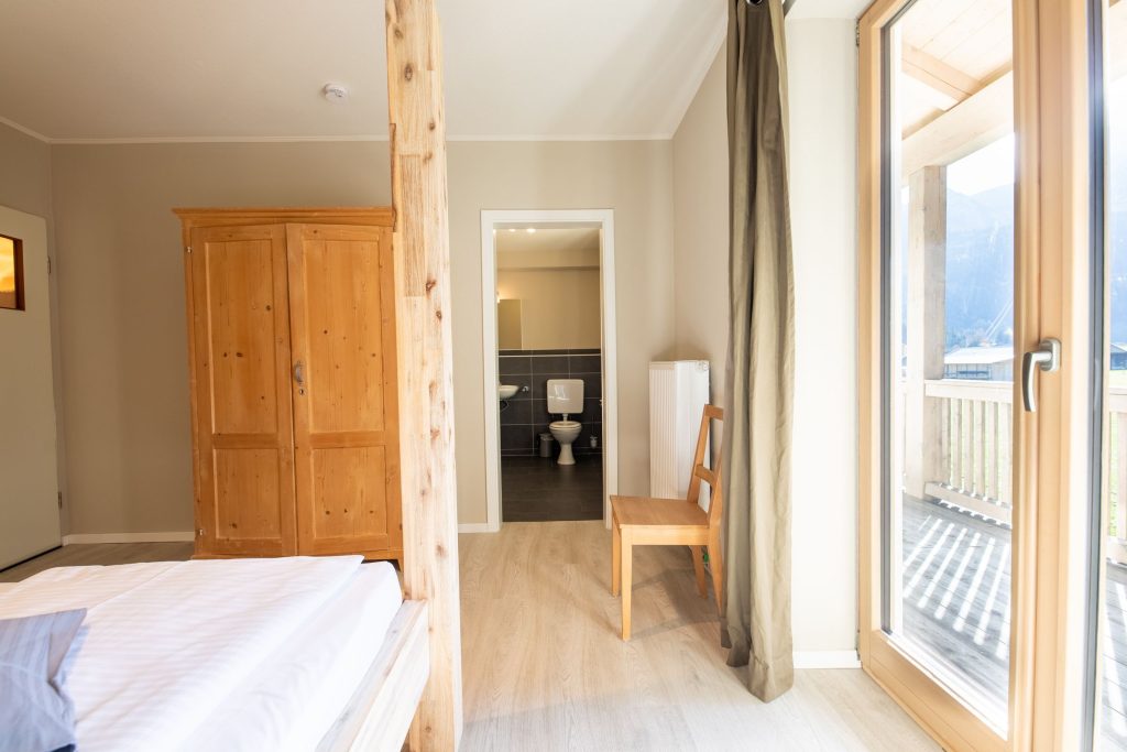 Schlafzimmer mit Kleiderschrank in Ferienwohnung in Garmisch-Partenkirchen