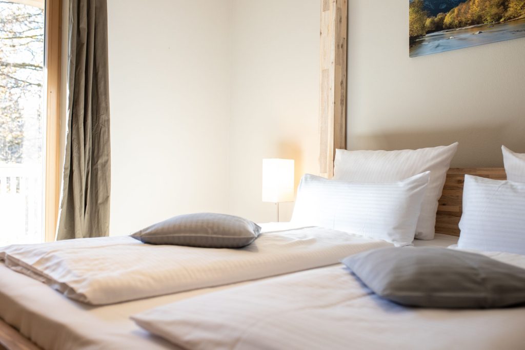 Doppelbett mit Holz Rahmen in Ferienwohnung in Garmisch-Partenkirchen