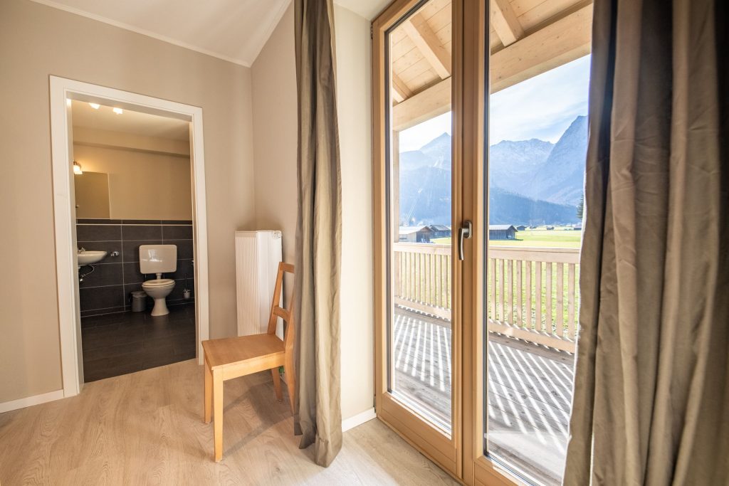 Schlafzimmerausblick in Ferienwohnung in Garmisch-Partenkirchen