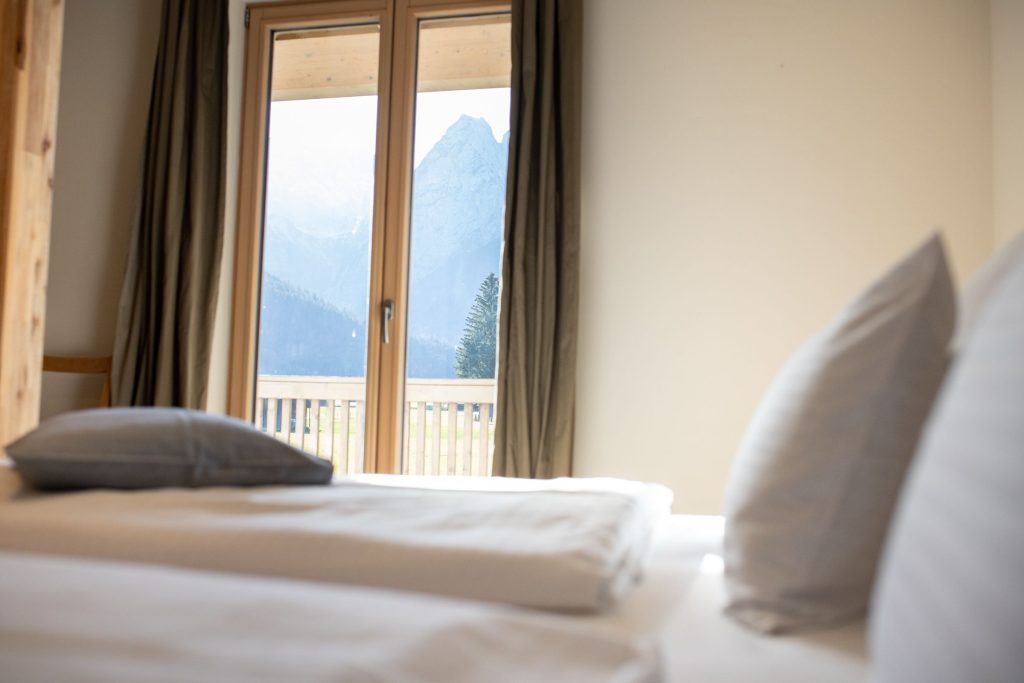 Schlafzimmer mit Ausblick in Ferienwohnung in Garmisch-Partenkirchen