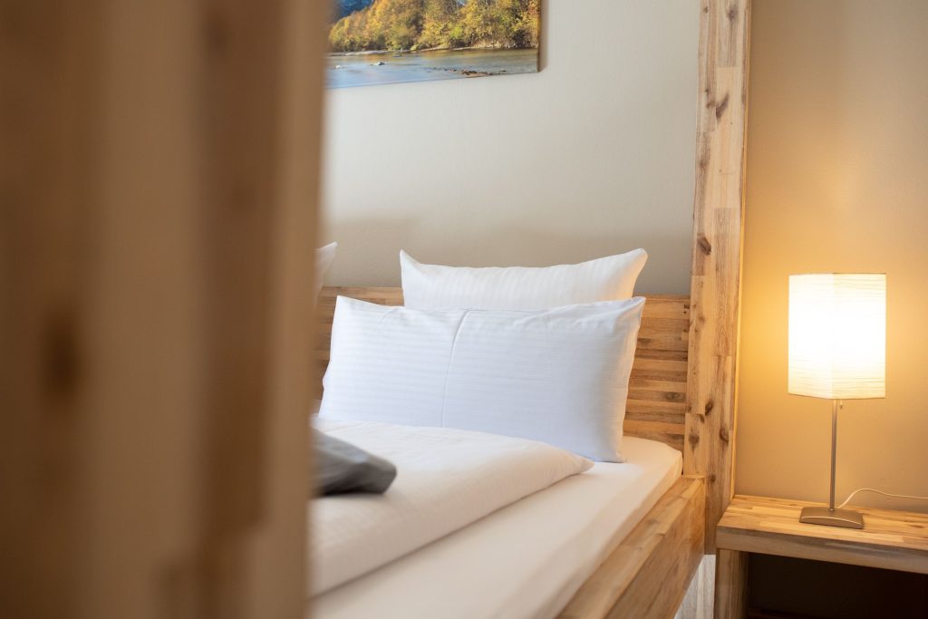 Bett in Holz-Optik in Ferienwohnung in Garmisch-Partenkirchen