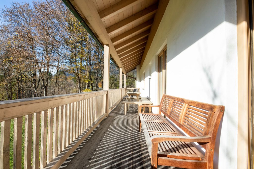 Balkon mit Sitzmöglichkeiten in Ferienwohnung in Garmisch-Partenkirchen