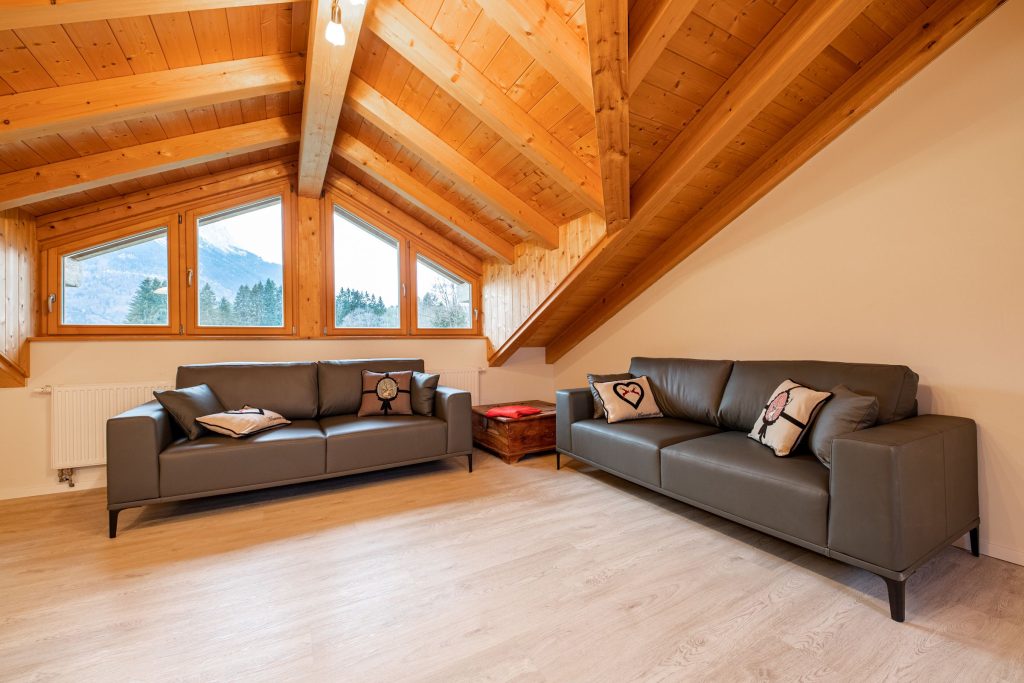 Wohnbereich mit zwei schwarzen Sofas in Ferienwohnung in Garmisch-Partenkirchen