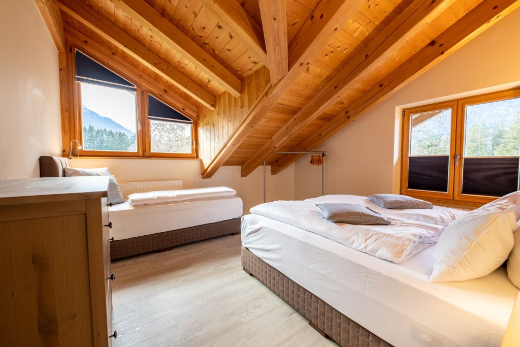 Schlafzimmer mit ein Doppelt- und ein Einzelbett in Ferienwohnung in Garmisch-Partenkirchen