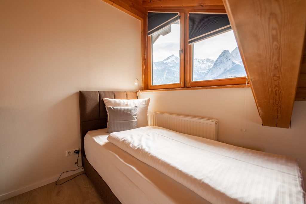 Einzelbett an einer Heizung in Ferienwohnung in Garmisch-Partenkirchen