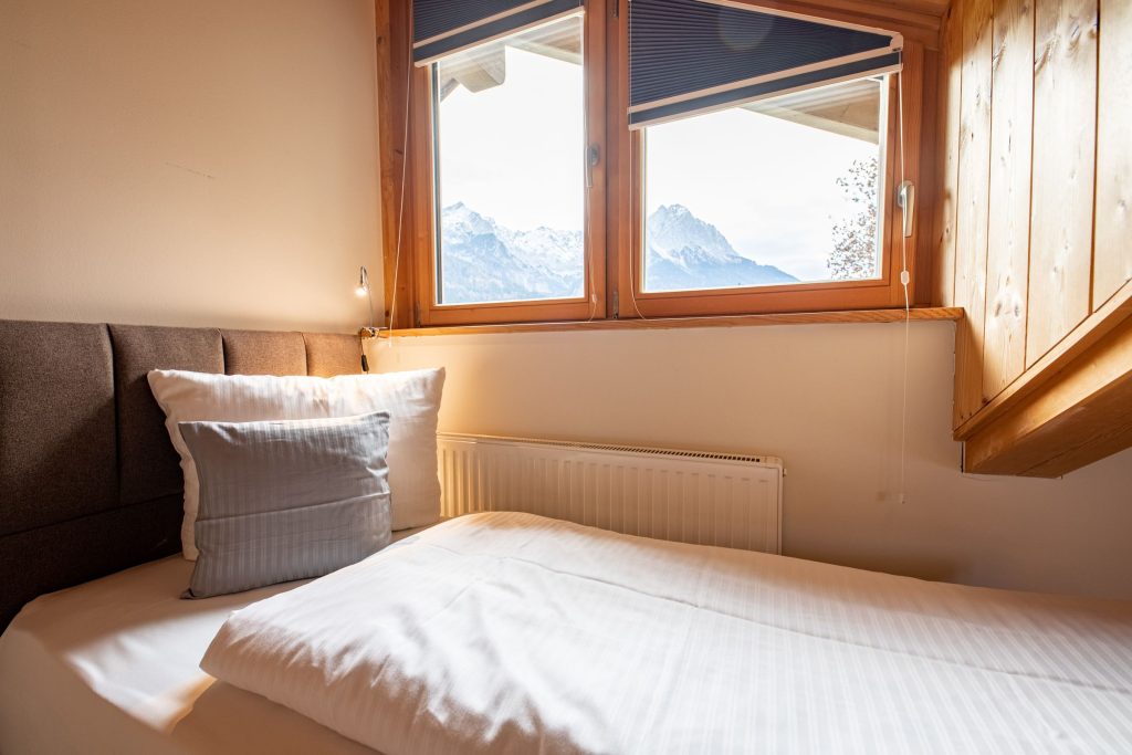 Einzelbett mit Schräge in Ferienwohnung in Garmisch-Partenkirchen