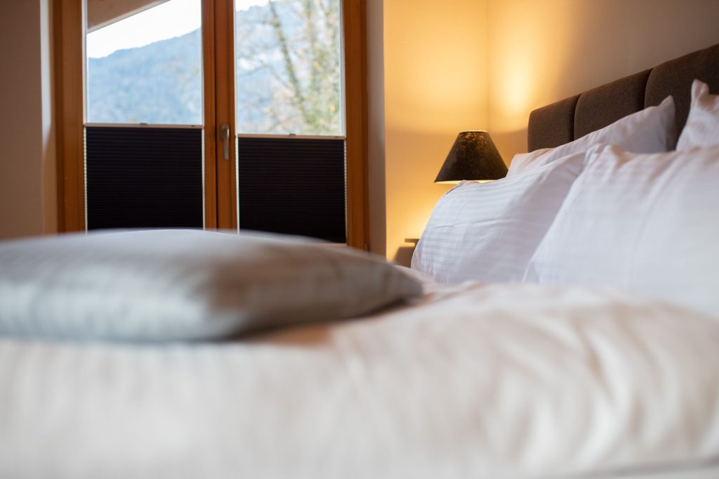 Doppelbett mit Kissen in Ferienwohnung in Garmisch-Partenkirchen