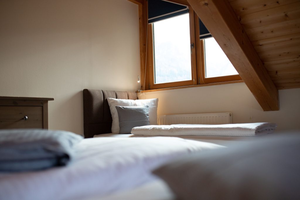 Einzelbett mit Ausblick in Ferienwohnung in Garmisch-Partenkirchen