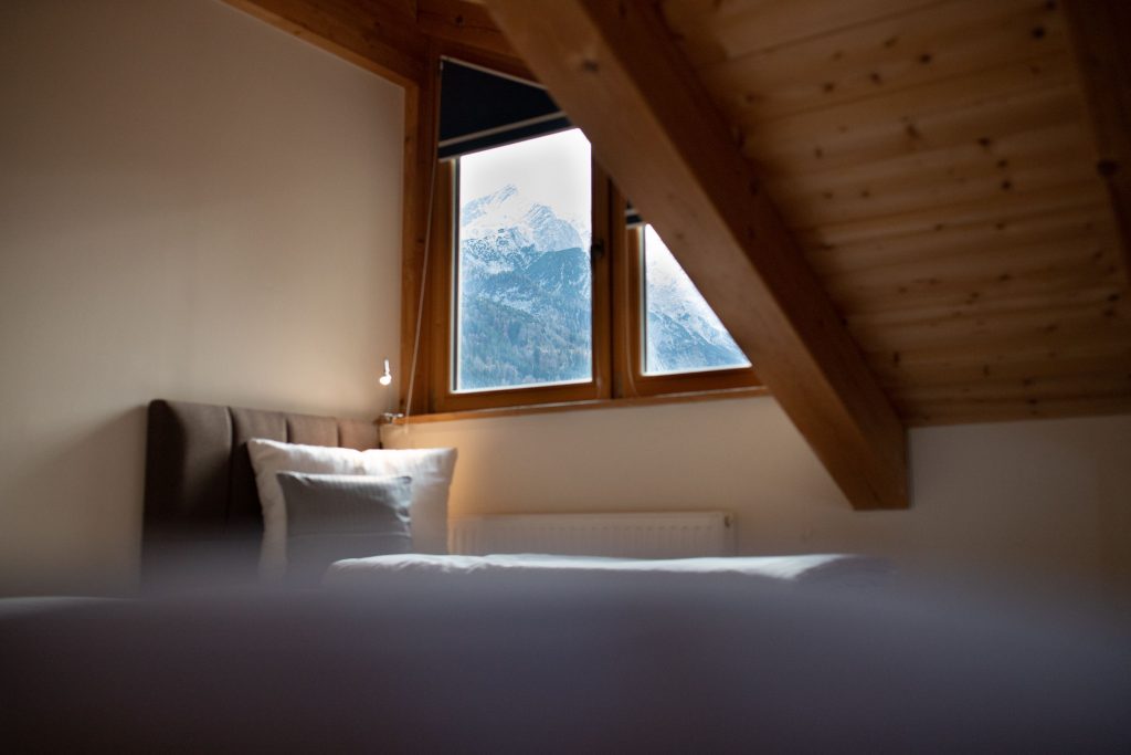 Fenster mit Aussicht auf die Berge in Ferienwohnung in Garmisch-Partenkirchen