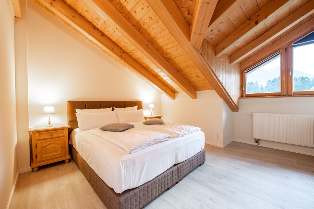 Doppelbett mit Nachttisch in Ferienwohnung in Garmisch-Partenkirchen