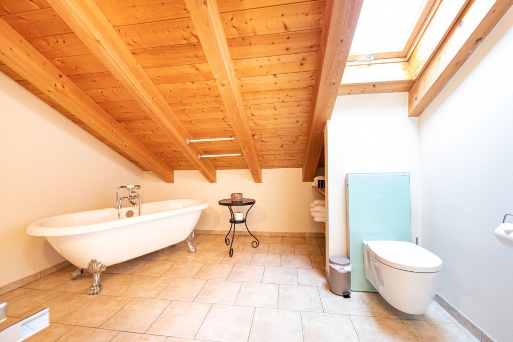 Badezimmer mit Schräge und Badewanne in Ferienwohnung in Garmisch-Partenkirchen