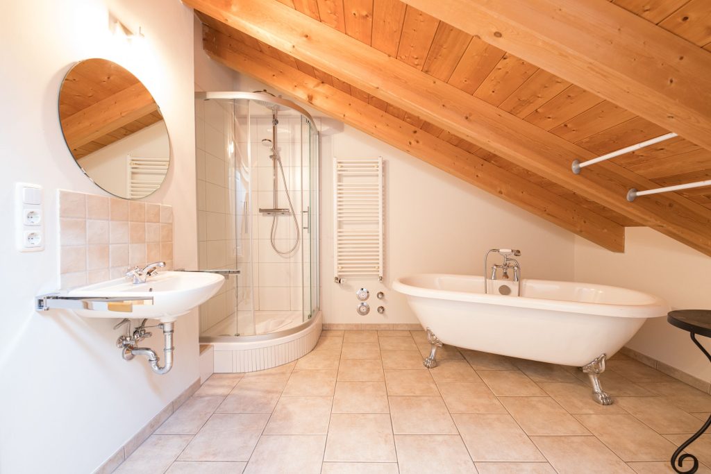 Badezimmer mit Badewanne und Dusche in Ferienwohnung in Garmisch-Partenkirchen