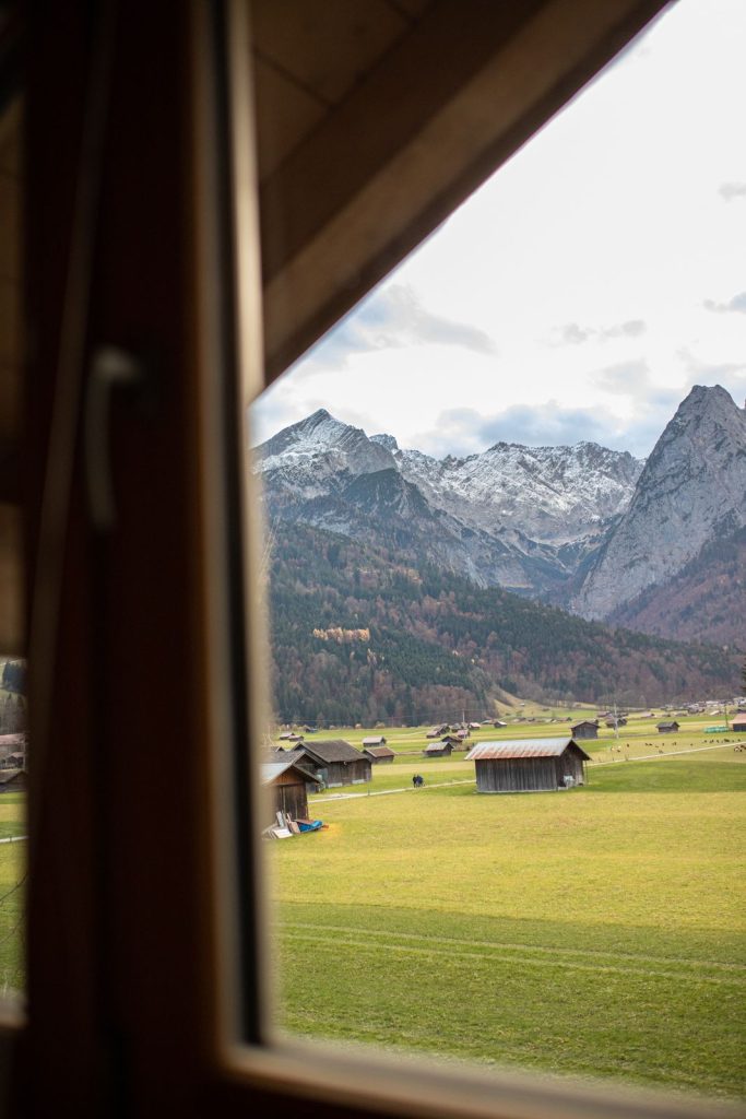 Aussicht auf Wiese und Berge in Ferienwohnung in Garmisch-Partenkirchen