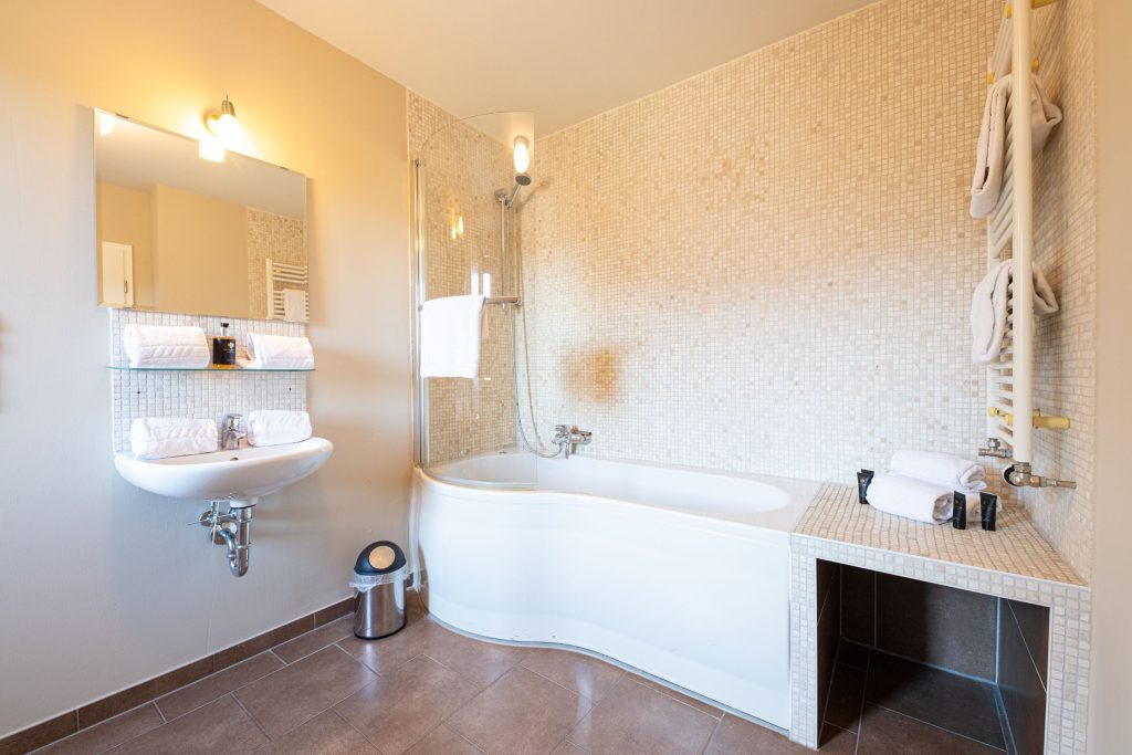 Badezimmer mit Duschbadewanne in Ferienwohnung in Garmisch-Partenkirchen