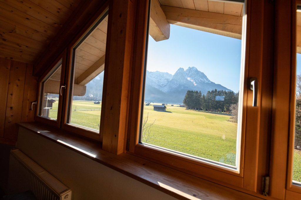 Ausblick auf Wiese und Bäume in Ferienwohnung in Garmisch-Partenkirchen