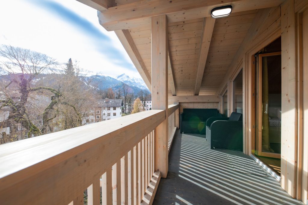 Balkon mit Sitzmöglichkeiten in Ferienwohnung in Garmisch-Partenkirchen