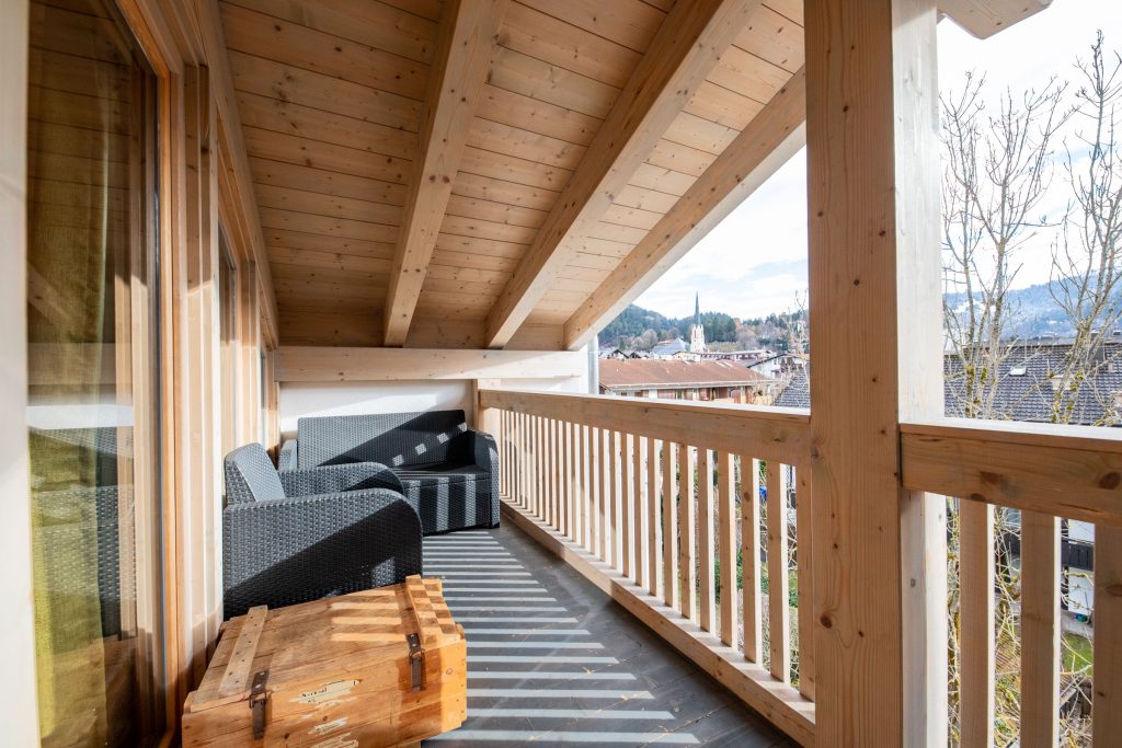 Balkon mit Holzzaun  in Ferienwohnung in Garmisch-Partenkirchen