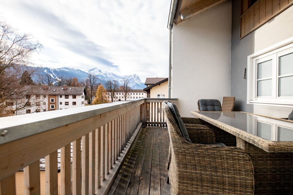 Balkon mit Sitzmöglichkeiten  in Ferienwohnung in Garmisch-Partenkirchen