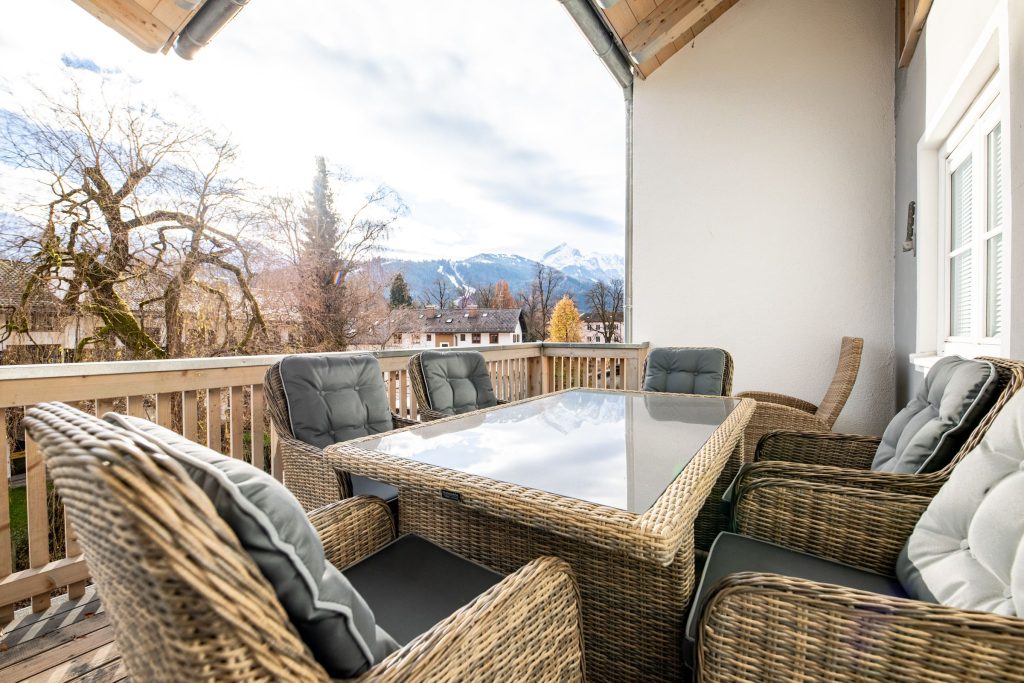 Sitzmöglichkeiten mit Tisch  in Ferienwohnung in Garmisch-Partenkirchen