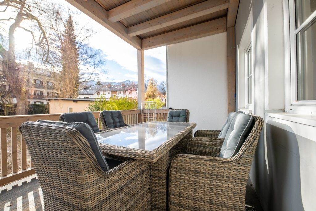 Balkon mit Sitzmöglichkeiten in Ferienwohnung in Garmisch-Partenkirchen