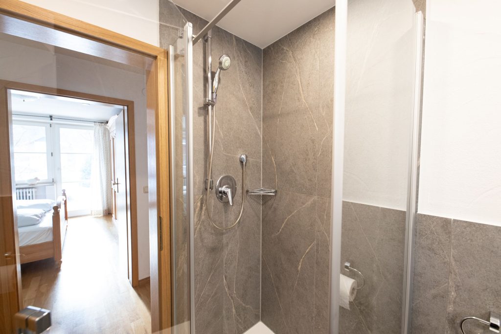 Badezimmer mit Dusche in Ferienwohnung in Garmisch-Partenkirchen