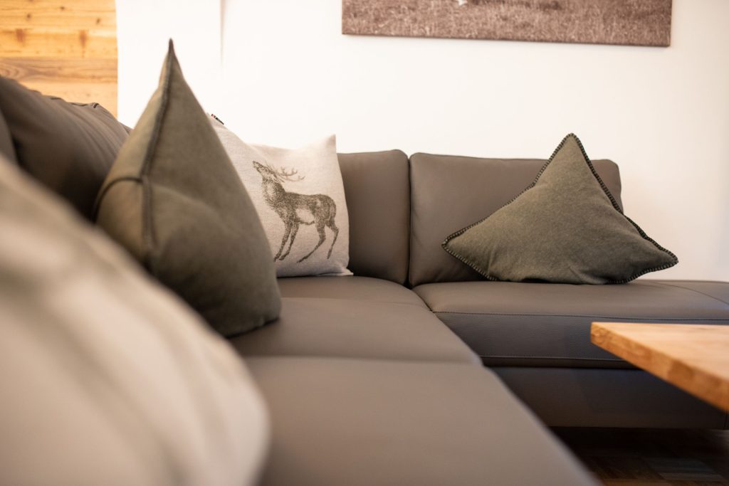 Sofa mit Hirschkissen in Ferienwohnung in Garmisch-Partenkirchen