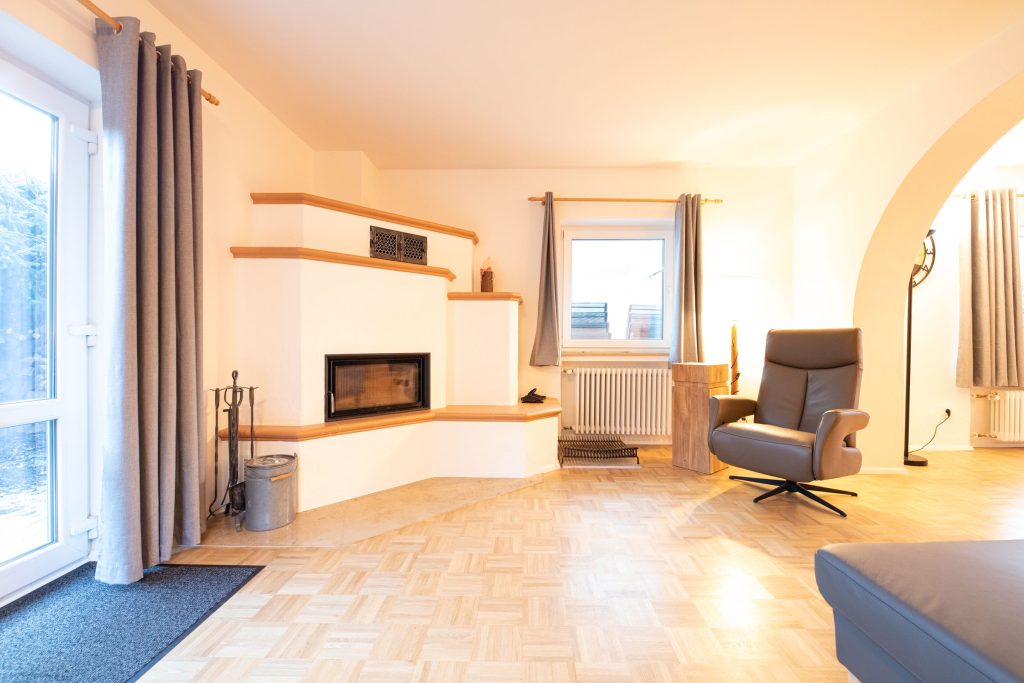 Kamin in moderner Ferienwohnung in Garmisch-Partenkirchen