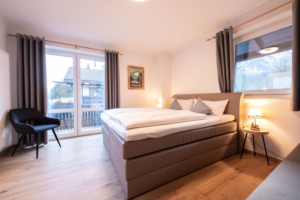 Ferienwohnung in Garmisch-Partenkirchen mit elegantem Schlafzimmer