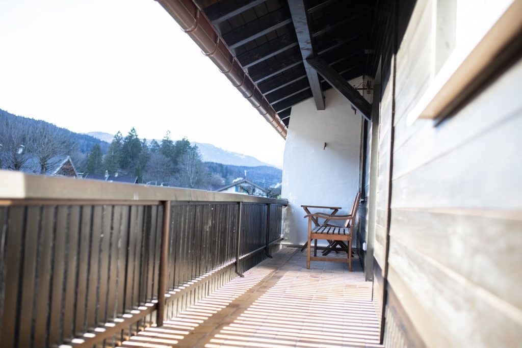 Kleiner Balkon mit Holzbank