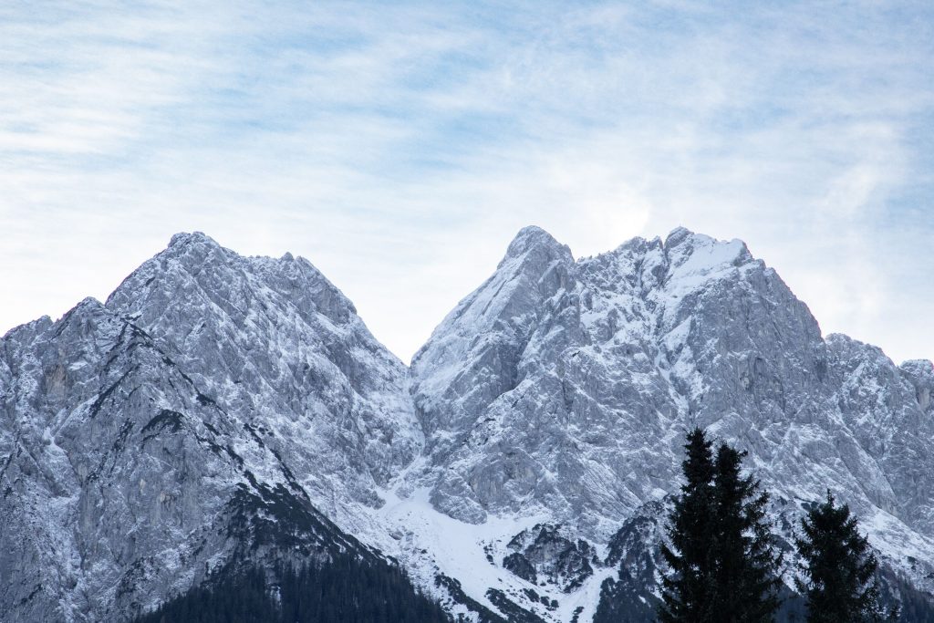 Die verschneite Zugspitze von Ferienwohnung in Garmisch-Partenkirchen