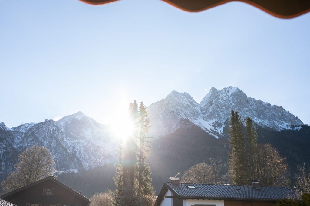 Sonnenaufgang zwischen den Bergen von Garmisch-Partenkirchen