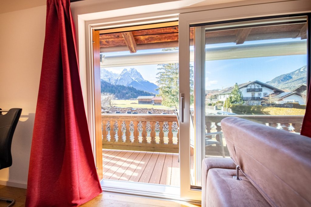 Schiebetür zum Balkon in Ferienwohnung in Garmisch-Partenkirchen