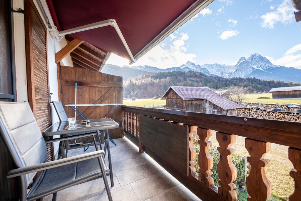 Balkon aus Holz in Ferienwohnung in Garmisch-Partenkirchen