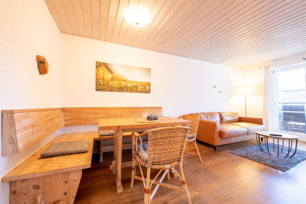 Wohnbereich mit Sofa in Ferienwohnung in Garmisch-Partenkirchen