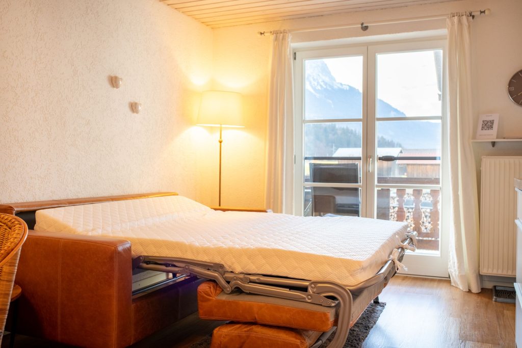 Schlafsofa mit Ausblick in Ferienwohnung in Garmisch-Partenkirchen