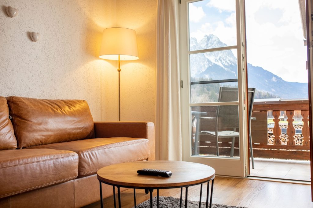 Ausblick aus dem Wohnbereich in Ferienwohnung in Garmisch-Partenkirchen