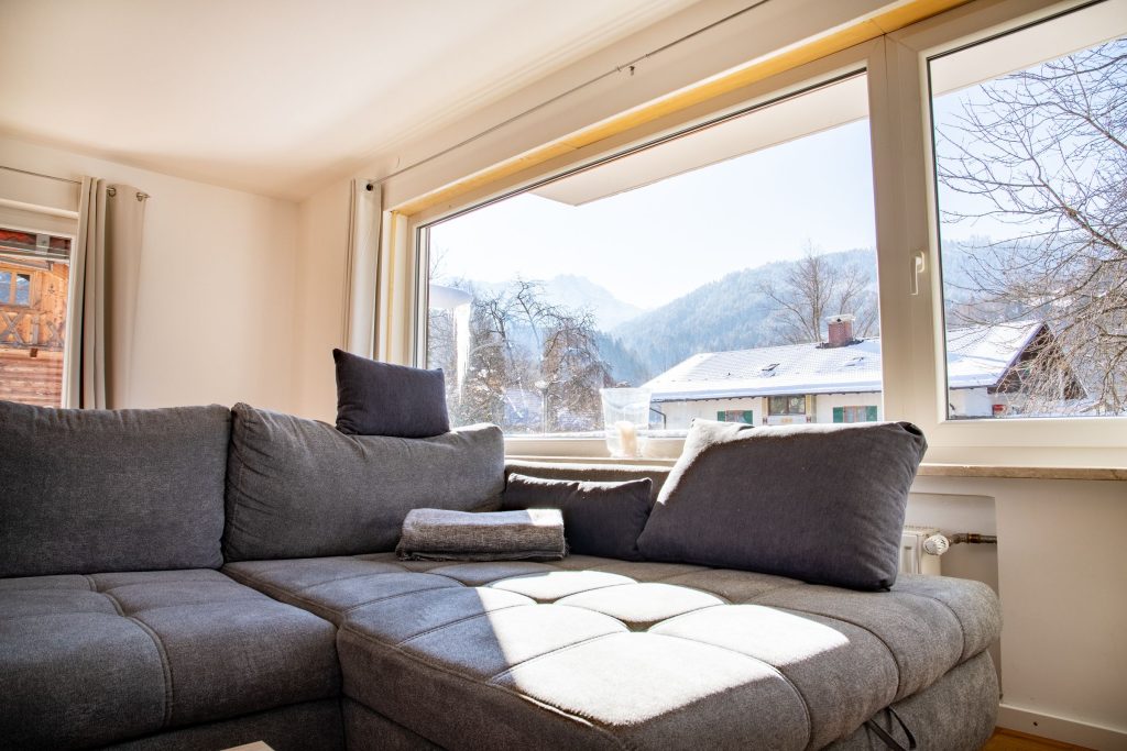 Wohnzimmer mit Blick auf die Berge in Ferienwohnung in Garmisch-Partenkirchen