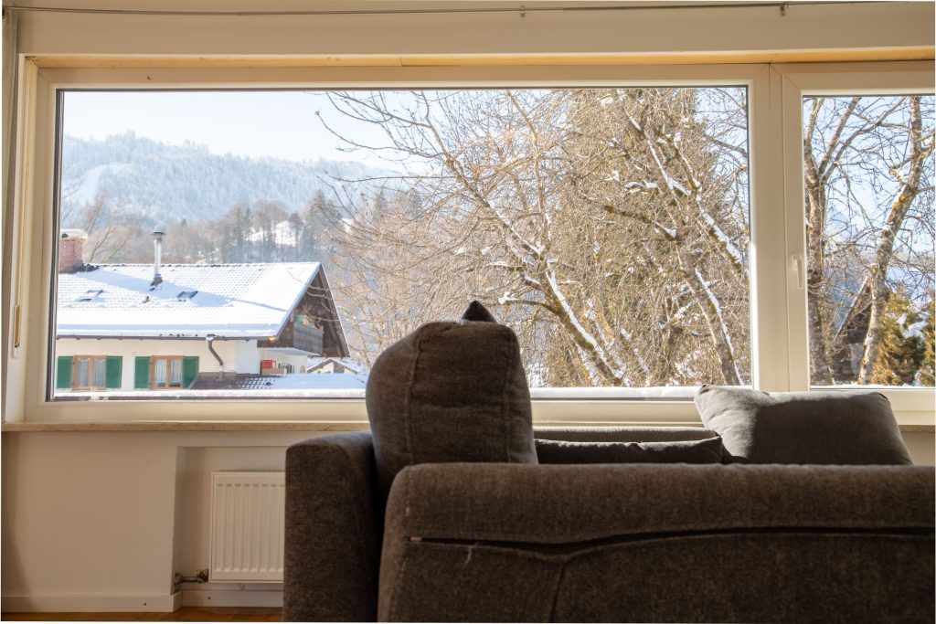 großes Fenster in Ferienwohnung in Garmisch-Partenkirchen