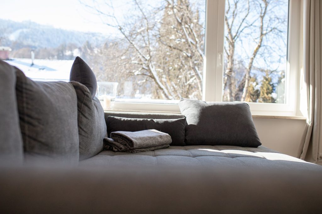 Sofa mit Kissen in Ferienwohnung in Garmisch-Partenkirchen