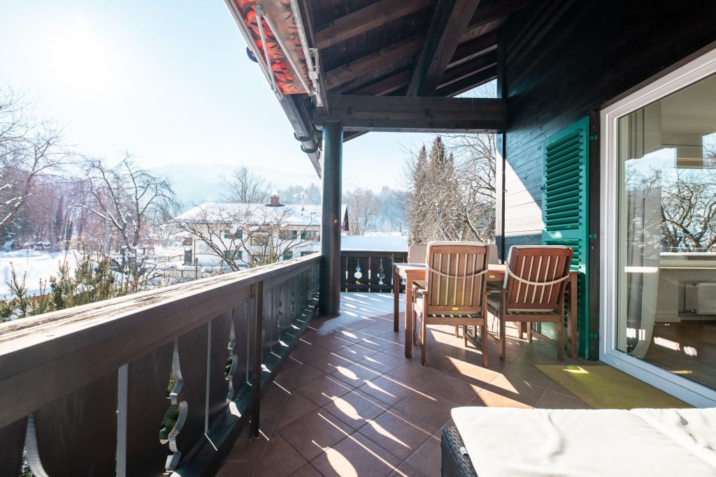 Balkon mit Fliesen und Sitzmöglichkeiten in Ferienwohnung in Garmisch-Partenkirchen