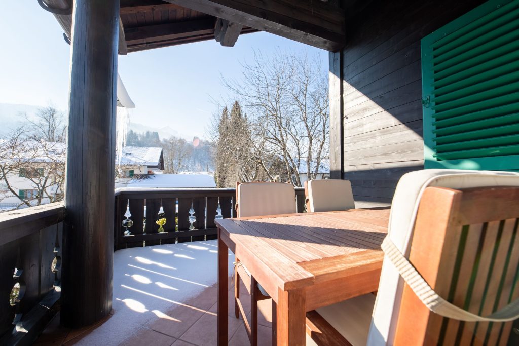 Balkon mit Sitzmöglichkeit und kleinem Tisch in Ferienwohnung in Garmisch-Partenkirchen