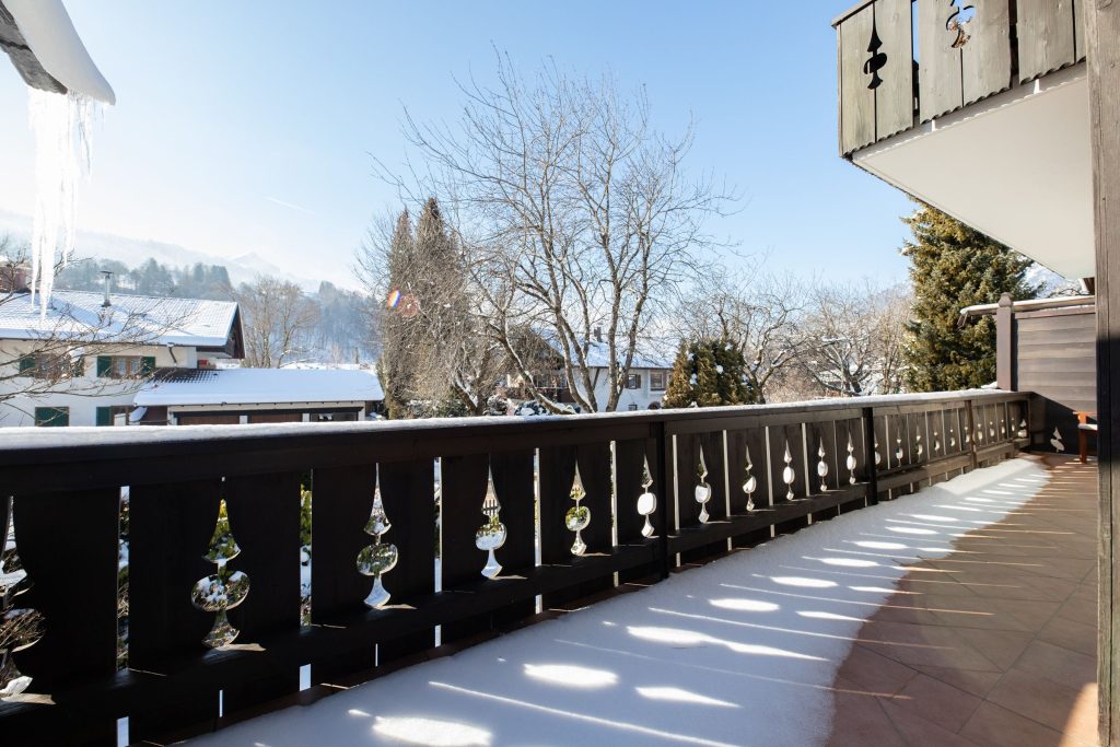 großer Balkon im Winter in Ferienwohnung in Garmisch-Partenkirchen