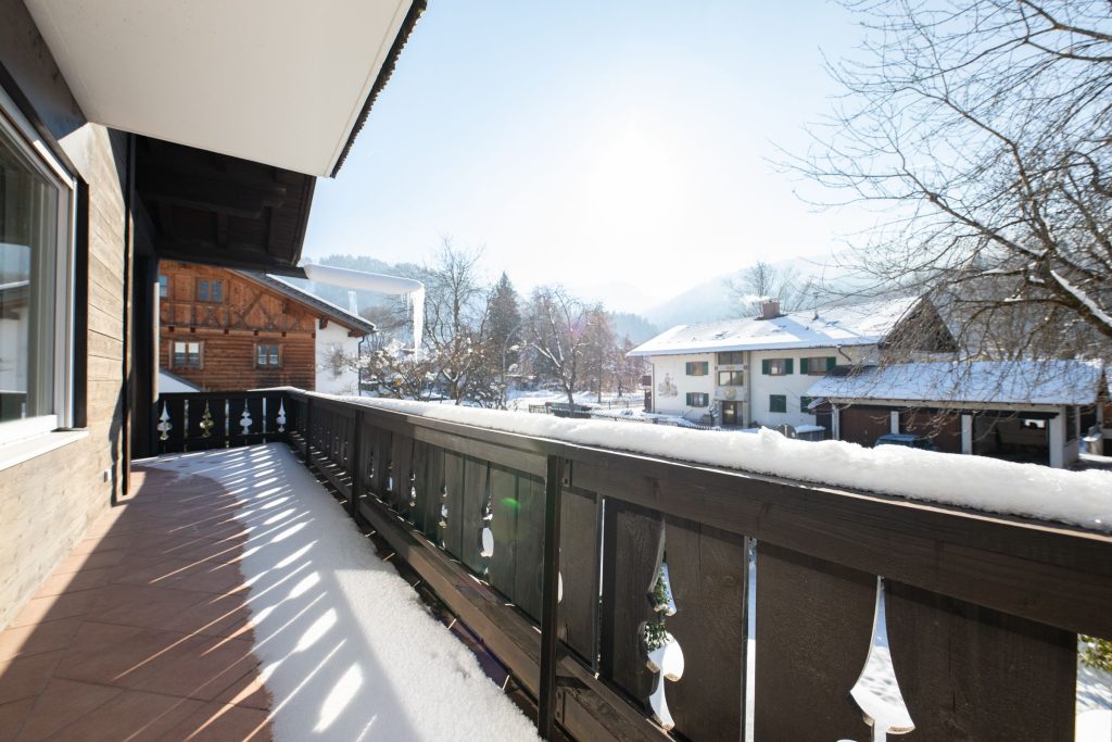 Terrasse im Winter mit Schnee in Ferienwohnung in Garmisch-Partenkirchen