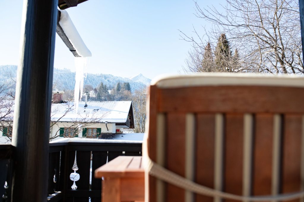 Terrasse mit Stuhl in Ferienwohnung in Garmisch-Partenkirchen