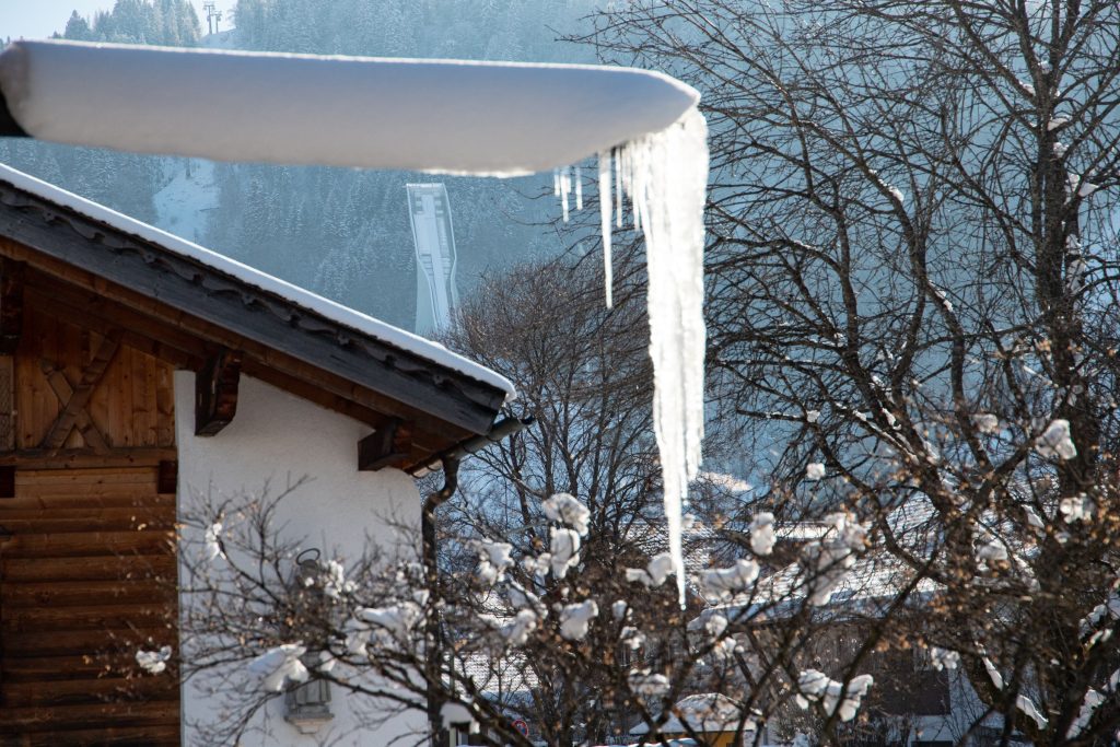 Ausblick auf die Ski Schanze im Winter in Ferienwohnung in Garmisch-Partenkirchen