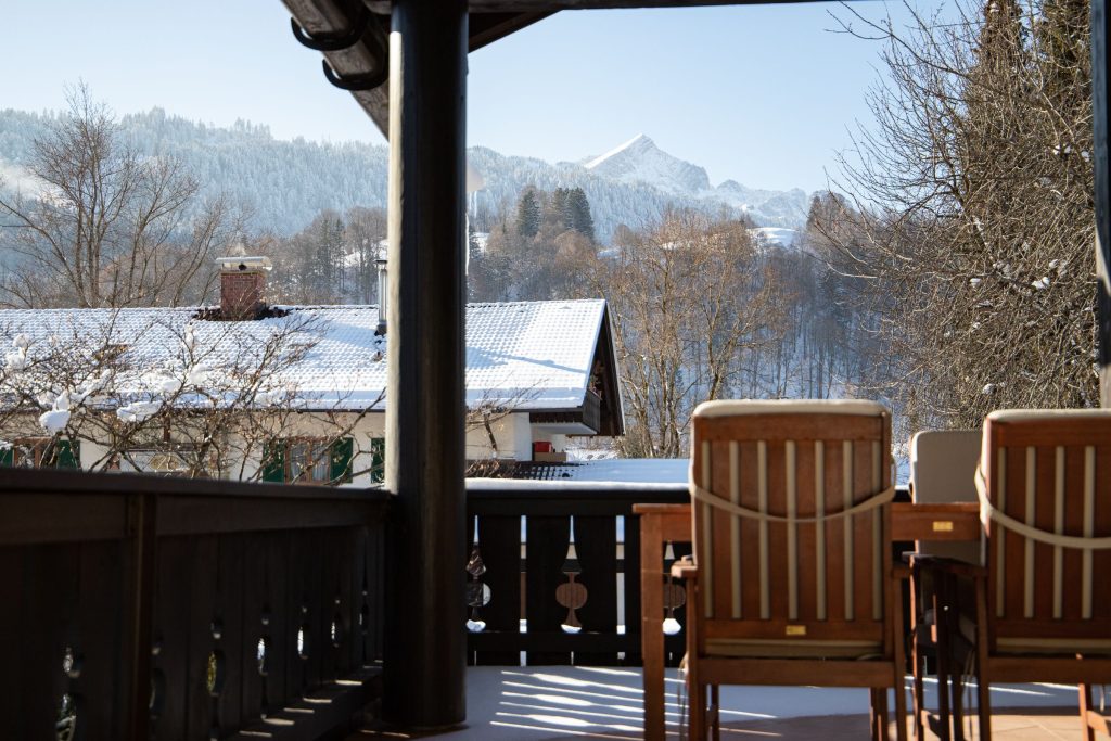 Balkon mit Stühlen in Ferienwohnung in Garmisch-Partenkirchen