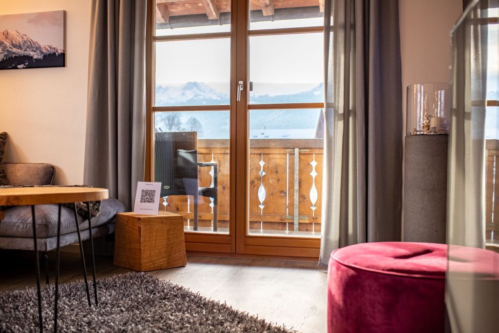 Wohnzimmer mit Ausblick und Flausch Teppich  in Ferienwohnung in Garmisch-Partenkirchen